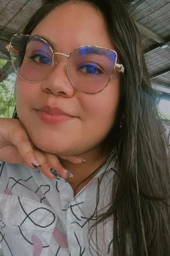 Laura Muñoz sonriendo, con gafas y camisa blanca